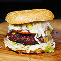 American Style Bacon Cheeseburger mit Ananas und Lauchtopping