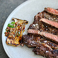 Irish Black Angus Rib-Eye mit Kr�uterseitlingen und Chimichurri