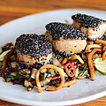 Sesam-Wasabi Iberico Filet mit Udon Nudeln und Pak Choi