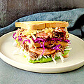 Duroc Pulled Pork Sandwich mit Speck und Zwiebeln