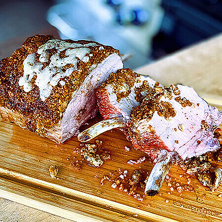Iberico Frenched Racks mit Pinien Parmesan Kruste